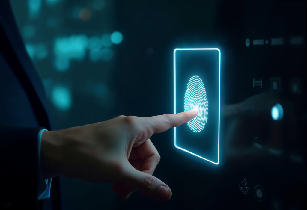 אילו אמצעים מגנים על ארנק קר במתחם כספות מאובטח? ארנק קר מאוחסן במתחם כספות עם זיהוי ביומטרי